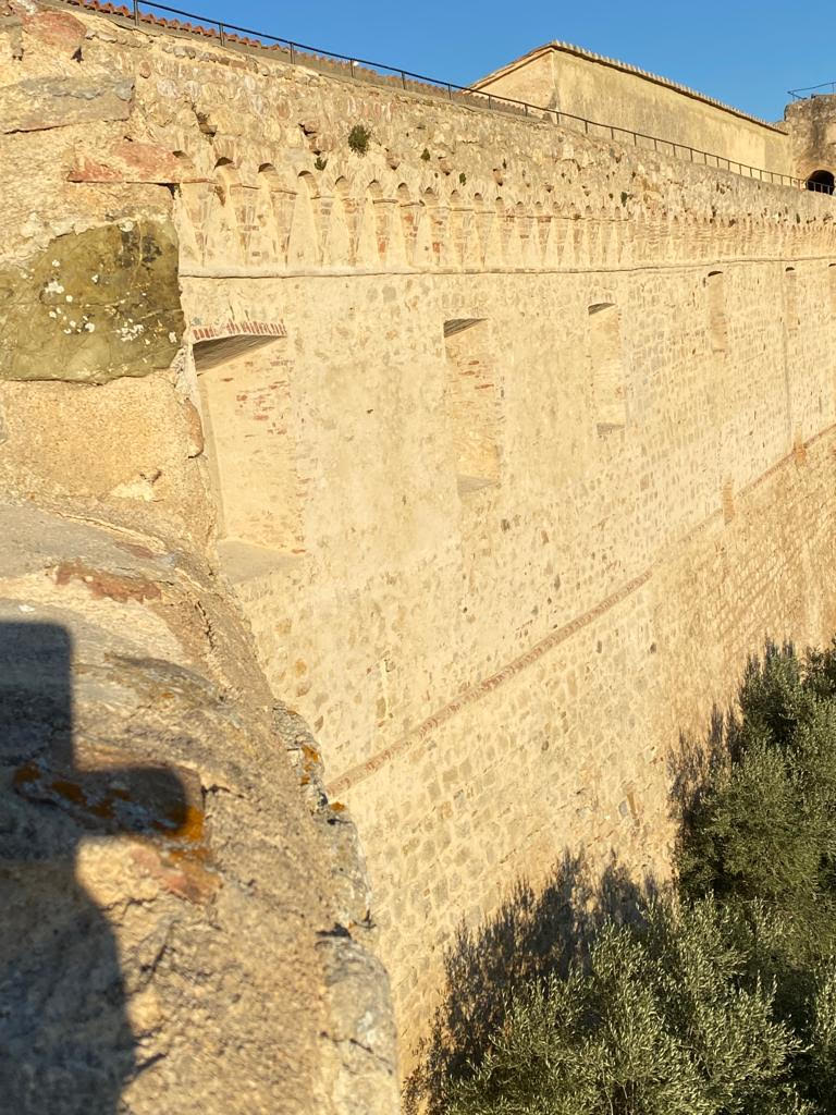 FINESTRE SULLE MURA DI MAGLIANO IN TOSCANA