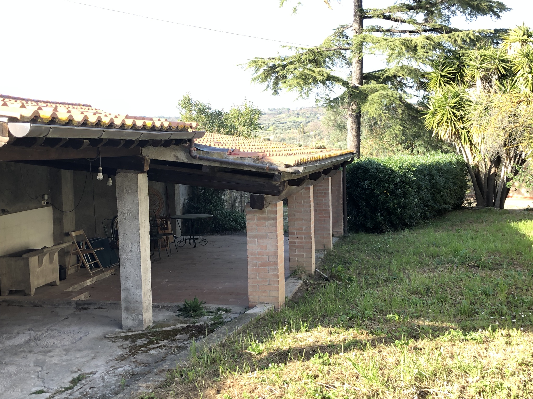 GIARDINO CON TETTOIA IN MURATURA CON FORNO