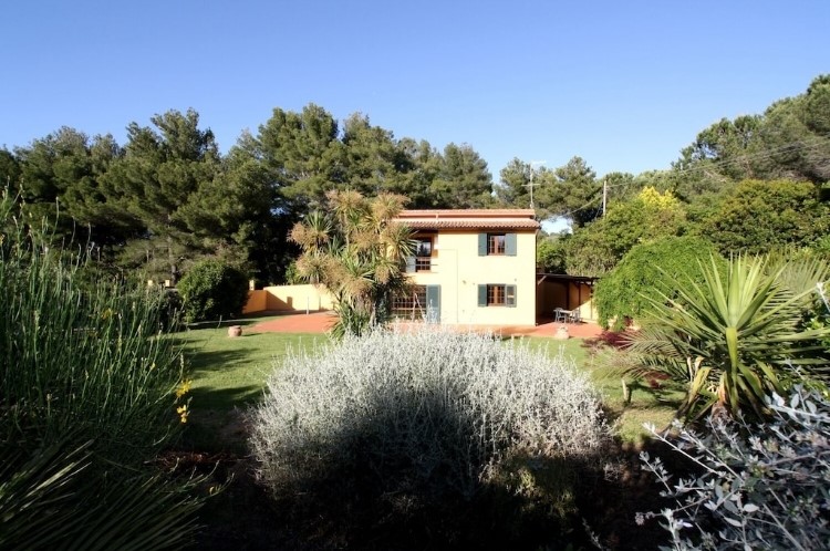 VILLA INDIPENDENTE CON GIARDINO A 3 KM. DAL MARE